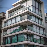 Immeuble moderne avec de nombreuses fenêtres vitrées