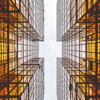 L'image représente des tours d'immeubles