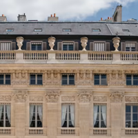 Photographie du Palais Royal et de vases médicis - Immeuble en copropriété