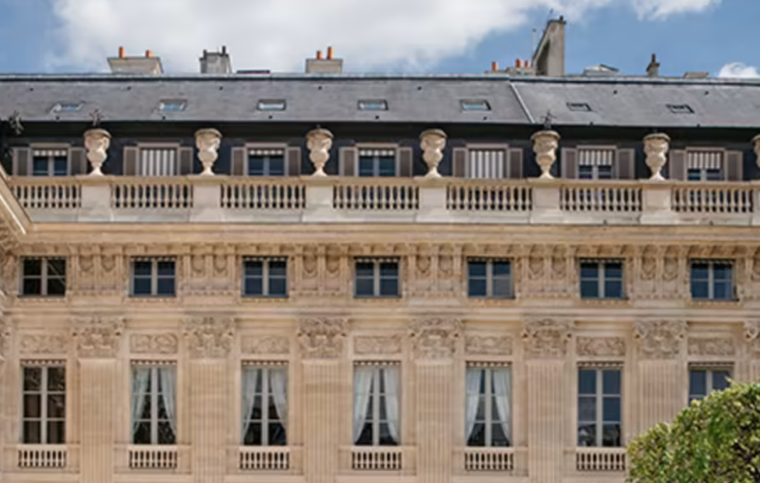 Lire la suite à propos de l’article Copro du dimanche : Le Palais Royal et ses vases Médicis