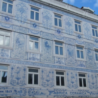 façade d'un immeuble en copropriété au portugal dont la façade est couverte de faïences