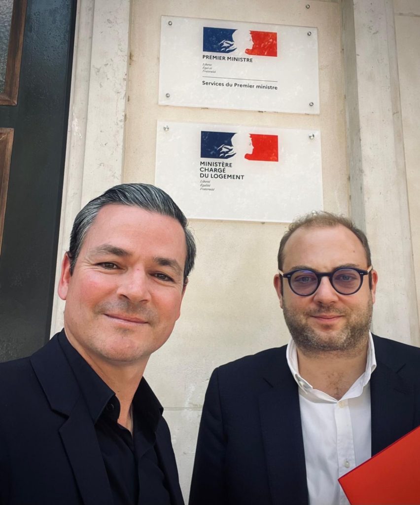Photos de Gilles Frémont, président de l'ANGC, et Maître Pierre Edouard Lagraulet, avocat, Paris et Bordeau, devant le Ministère du logement.